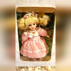 Marie Osmond Fine Porcelain Mothers Day Doll Figurine Knickerbocker box pearls
